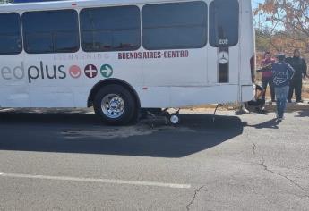 Motociclista se accidenta y termina debajo de un camión en Culiacán