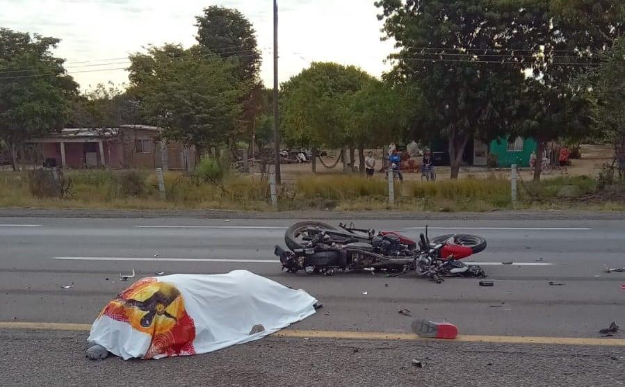 Muere joven embestido en su moto frente al ejido Emigdio Ruiz