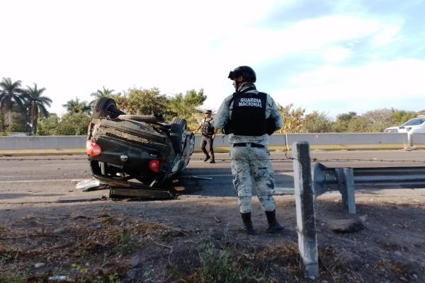 Chocan camión de jornaleros y un vehículo por La Costera