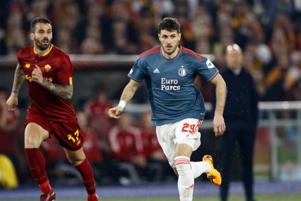 Santi Giménez y el Feyenoord son eliminados de la Europa League