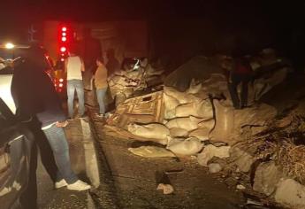 Vuelca tráiler con purina en la carretera libre a la altura de Elota