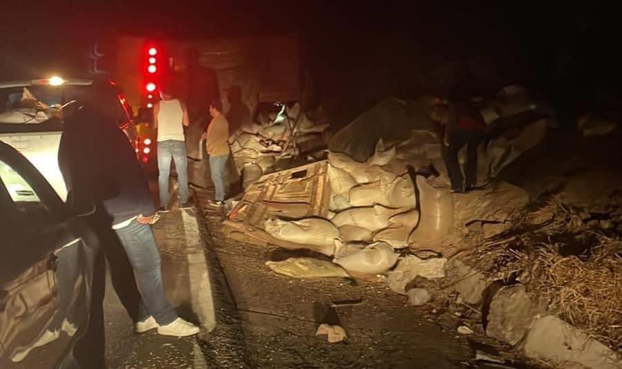 Vuelca tráiler con purina en la carretera libre a la altura de Elota