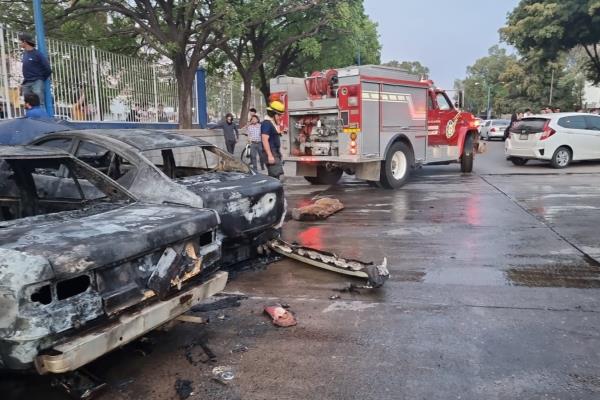 Se incendian 2 vehículos en el estacionamiento de la UAS en Culiacán