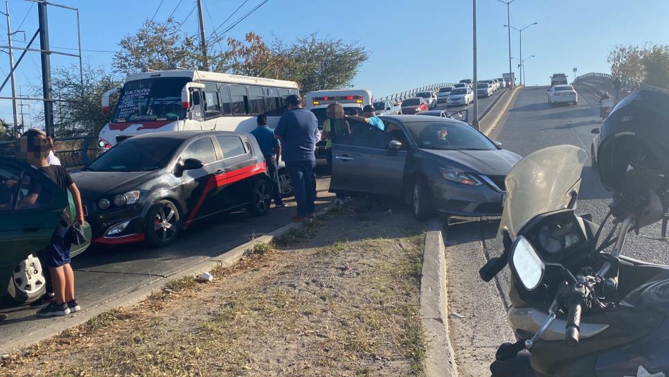 Choque tipo carambola colapsa el tráfico en la Bicentenario en Mazatlán 