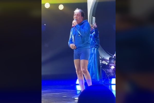 Cristian Castro se quita la ropa en pleno concierto, en Argentina | VIDEO