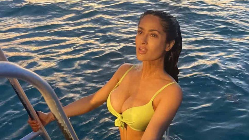 Salma Hayek presume cuerpazo en sesión fotográfica en el mar