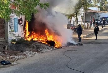 Queman basura afuera de negocio de reciclaje en Culiacán