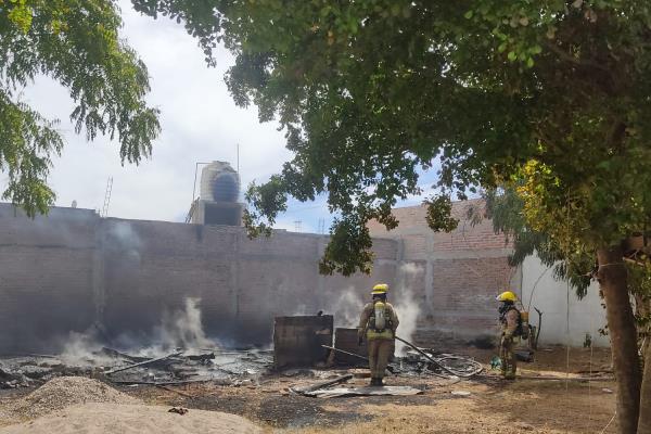 Arde casa en la Invasión San Antonio de Mazatlán 