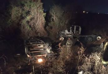 Chocan tráiler y camioneta con remolque y ambos se incendian en Villa Unión