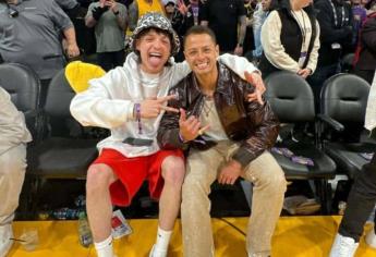 Chicharito y Peso pluma se conocen en partido de la NBA