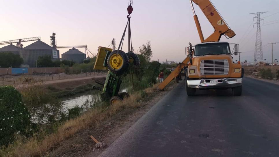 Tractorista cae en la unidad agrícola al canal Lateral 18, en Ahome