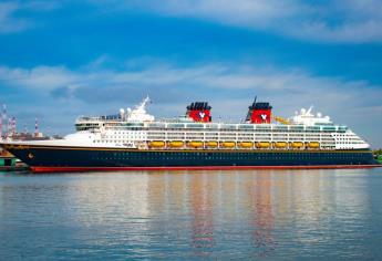 Llega crucero de Disney a Mazatlán junto a miles de personas