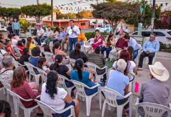 Édgar González continúa recorriendo la zona rural de Mazatlán; se compromete con habitantes de El Vainillo