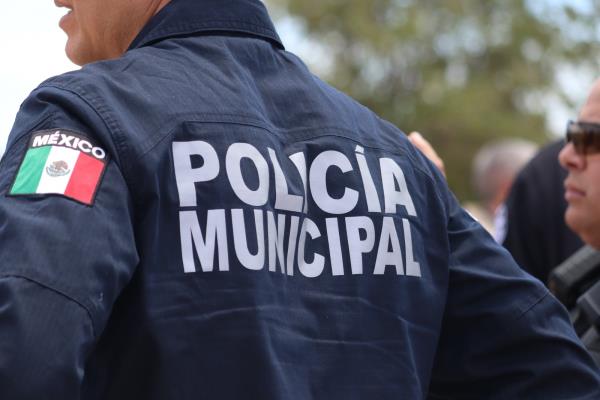 Investigan a 7 policías por sacar a patadas a 2 jóvenes de casa en Los Mochis