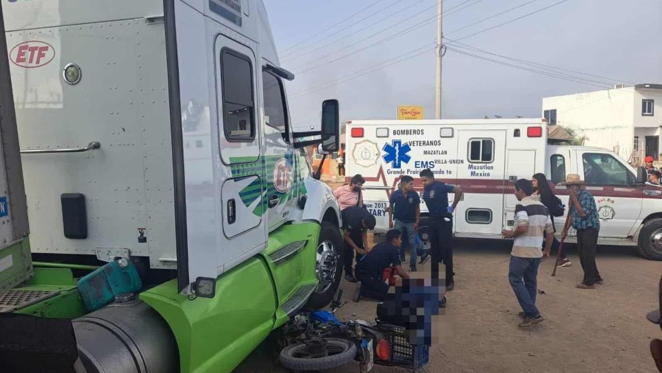 Motociclista se estrella contra tráiler y está grave; ocurrió en Villa Unión