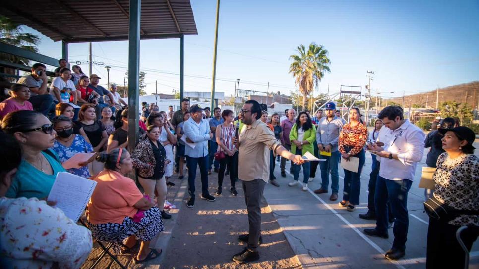 Juan de Dios Gámez atiende peticiones de vecinos del fraccionamiento Alameda