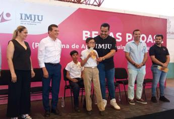 Ayuntamiento de Mazatlán entrega más de 2 mdp en becas a jóvenes