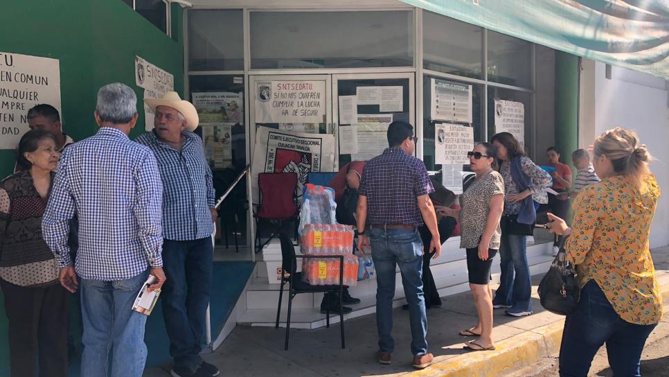 Paran labores y realizan huelga trabajadores del Registro Agrario Nacional