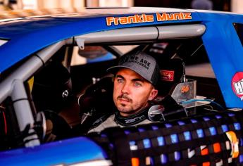 De actor a piloto, Frankie Muniz brilla en la Nascar