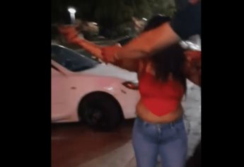 Bailarinas del «Toro Loco» se desgreñan afuera del table dance en Los Mochis | VIDEO