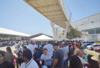 Cientos de personas esperan a Claudia Sheinbaum en el Centro de Convenciones de Mazatlán