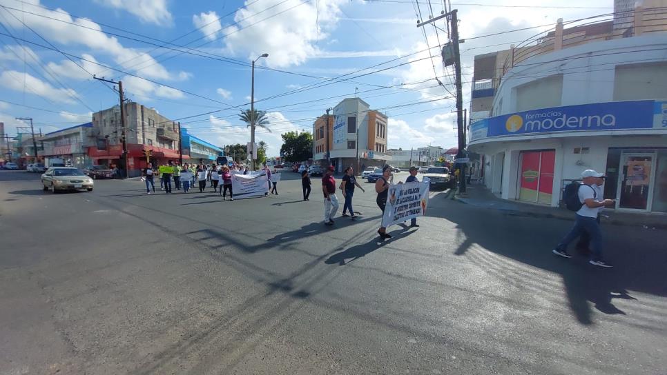 En Día del Trabajo, extrabajadores de la UAS marchan contra Cúen y el PAS en Mazatlán