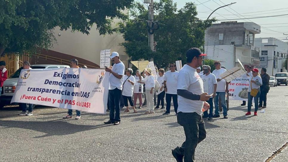 «Que salga el PAS y que Cuén deje de manejar la UAS»: se manifiestan jubilados universitarios