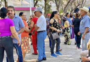 Cumbias, banda y rock and roll; adultos mayores disfrutan del baile en Catedral