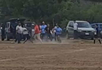 Aficionados se traman a «moquetazos» en pleno juego de fútbol en El Pochotal, El Fuerte