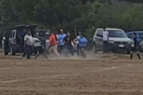 Aficionados se traman a «moquetazos» en pleno juego de fútbol en El Pochotal, El Fuerte