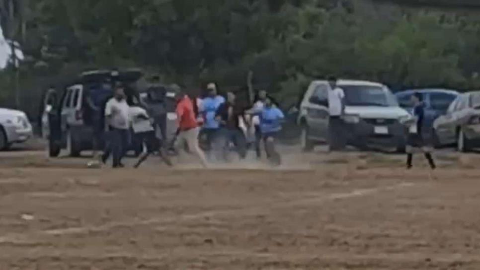 Aficionados se traman a «moquetazos» en pleno juego de fútbol en El Pochotal, El Fuerte