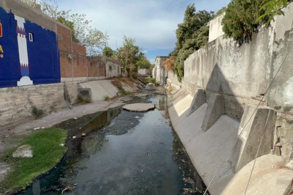 Aguas negras y mal olor soportan vecinos de la Miguel Hidalgo en Culiacán