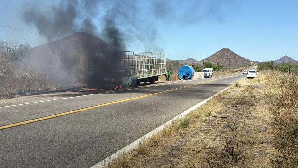 Se incendia camioneta cargada con tinacos en los límites de Salvador Alvarado y Mocorito