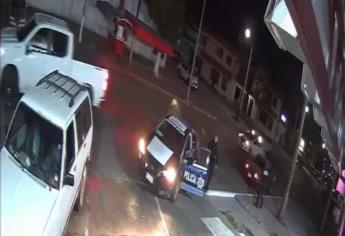 VIDEO | Policía huye y deja a su compañera en plena balacera de sicarios en florería de Los Mochis