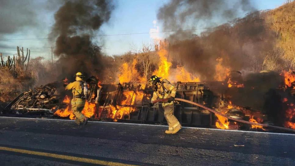 Arde tráiler con cartón en la México 15 tras volcar en Mazatlán