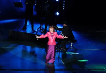 Angélica María cae en plena presentación en el Auditorio Nacional de México