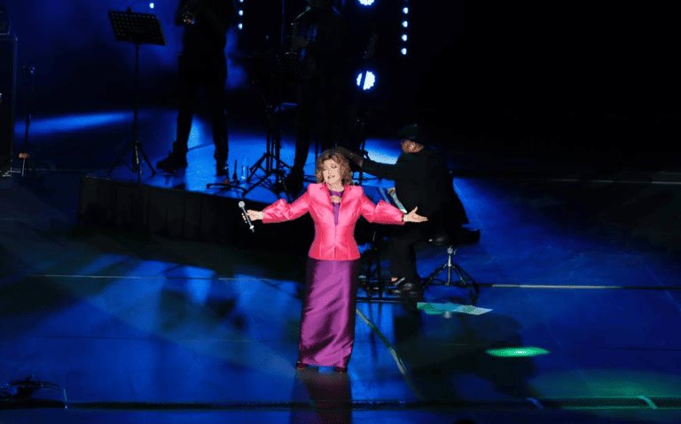 Angélica María cae en plena presentación en el Auditorio Nacional de México