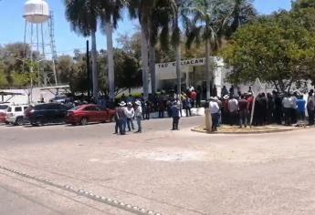 Productores agrícolas mueven patrulla de policía para tomar Pemex en Culiacán