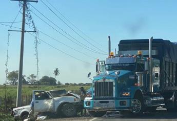 Camioneta choca contra tráiler y el conductor se salva de milagro en Escuinapa