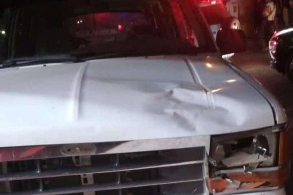 Mujer cruzaba por debajo del puente peatonal, la atropellan y muere, en Mazatlán