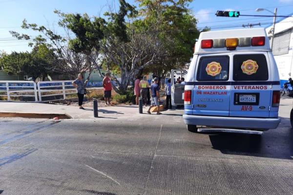 Choca contra un «carro fantasma» y quedan dos personas heridas; ocurrió en Mazatlán 