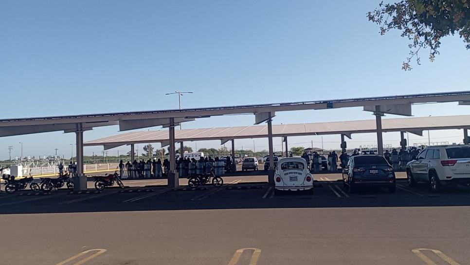 Antimotines de la Guardia Nacional resguardan el aeropuerto de Los Mochis