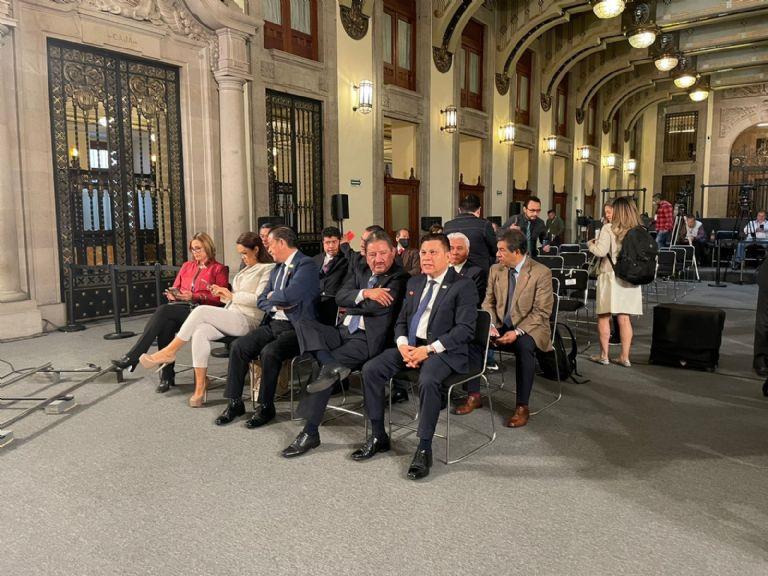AMLO anuncia aumento salarial para los maestros de México AMLO anuncia aumento salarial para los maestros de México