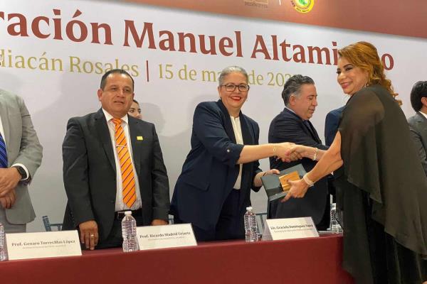 Sepyc premia con 95 mil pesos a maestros con 40 años de trayectoria