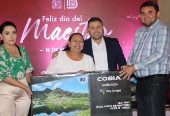 Alcalde de Badiraguato festeja a los maestros en su día