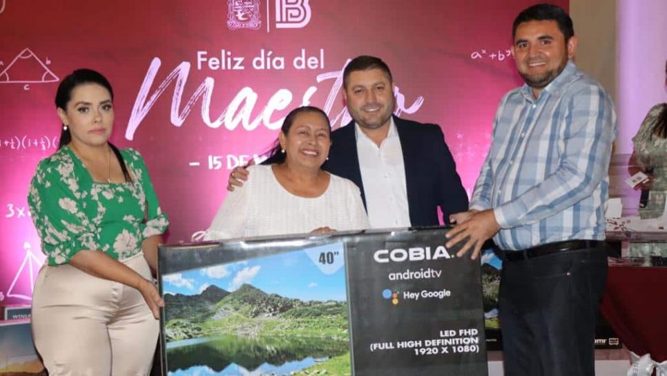 Alcalde de Badiraguato festeja a los maestros en su día Alcalde de Badiraguato festeja a los maestros en su día