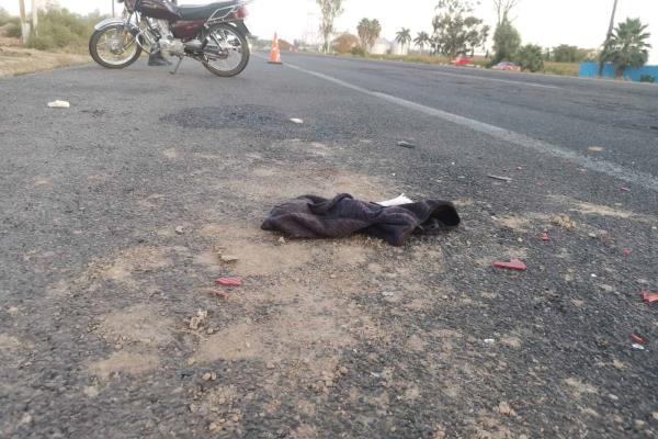 Chocan dos primos en su moto en la México 15 en Ahome; muere uno de ellos, el otro está grave