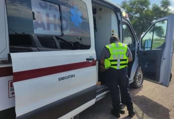 Hombre logra salir de un tractor luego de caer a un canal en San Miguel, Ahome