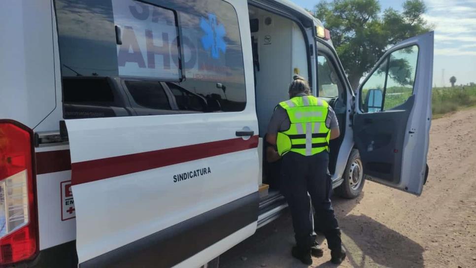 Hombre logra salir de un tractor luego de caer a un canal en San Miguel, Ahome