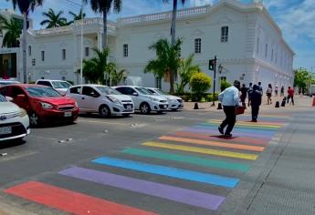 Culiacanenses le dicen «No» a la homofobia, utilizando el cruce peatonal LGBT+